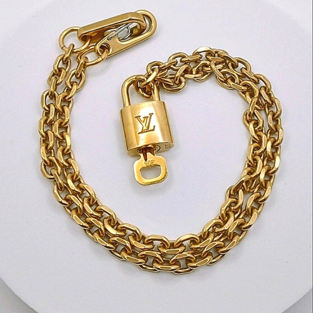 AUTHENTIC UNISEX LOUIS VUITTON LOCK AND KEY WITH 22" NON BRANDED BRASS C… - Picture 1 of 6